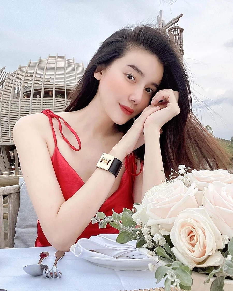 Cao Thái Hà thẩm mỹ với gương mặt tinh tế và tự nhiên.