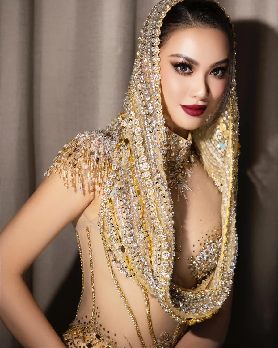 Kim Duyên chọn Evening Gown sang trọng, tôn lên vẻ đẹp quý phái tại các sự kiện.