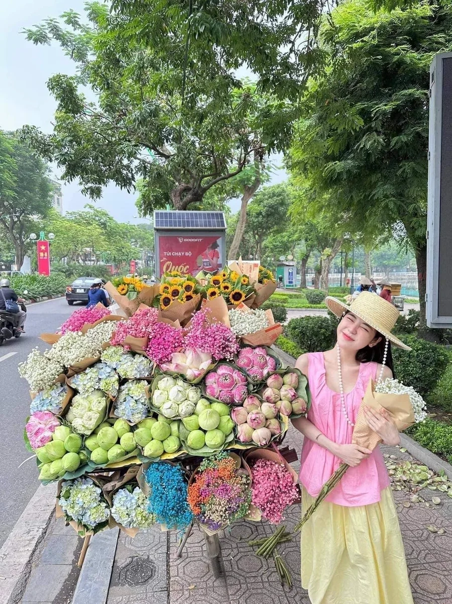 Vẻ đẹp thanh khiết toát lên từ cô gái dịu dàng cầm hoa sen.