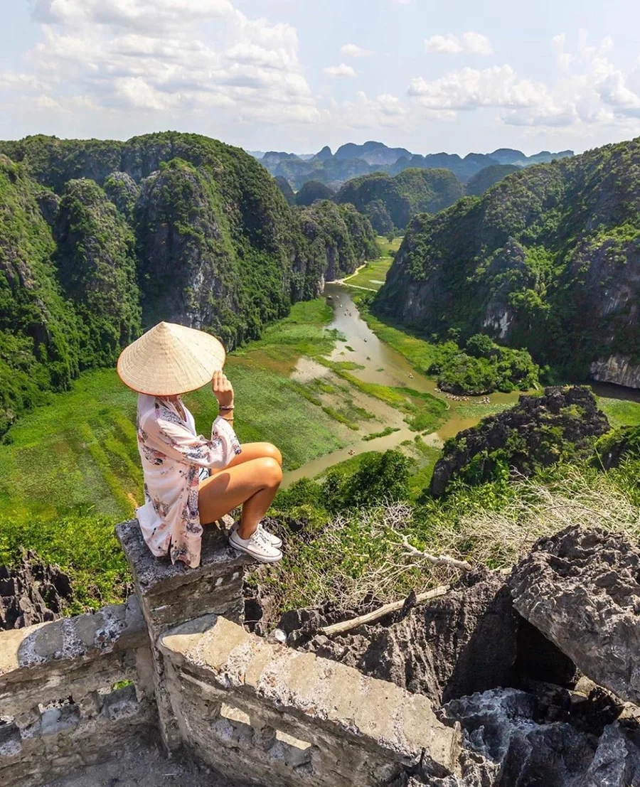 Gái xinh đeo kính tóc dài mang đến vẻ đẹp thanh thoát, quyến rũ không thể cưỡng lại.