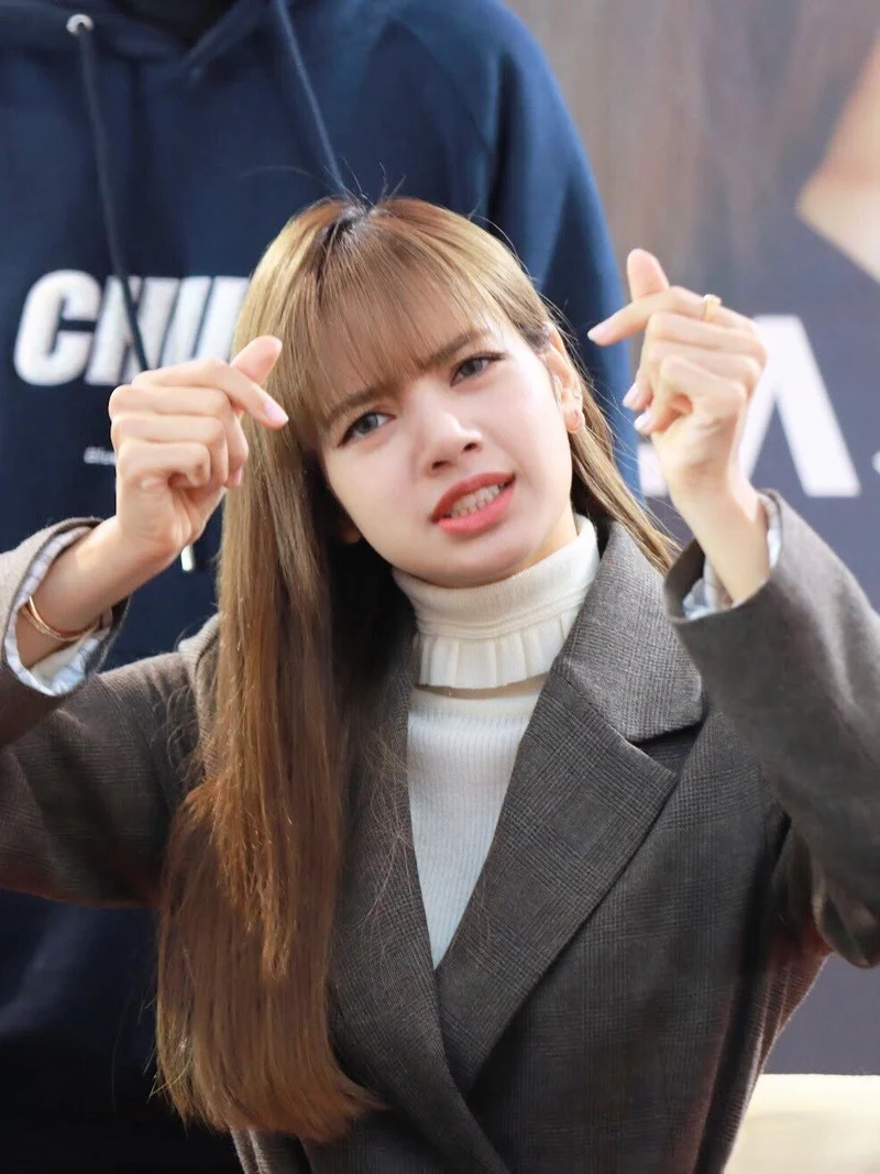 Meme Lisa Blackpink luôn gây ấn tượng mạnh với biểu cảm cực 