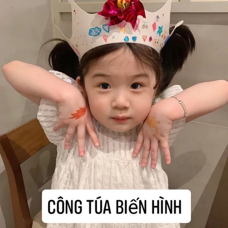 Hình ảnh meme em bé cute luôn làm tan chảy trái tim của người xem, mang lại niềm vui và sự dễ thương.