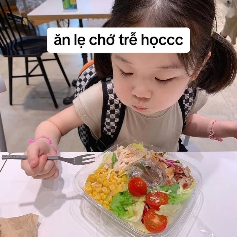 Em bé giơ tay meme tạo cảm giác dễ thương, thích hợp để chia sẻ niềm vui và sự dễ thương.