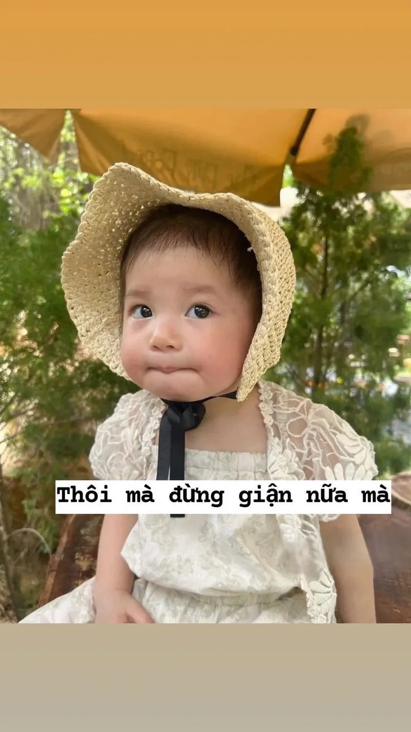 Meme em bé lườm với biểu cảm ngộ nghĩnh là một trong những meme đáng yêu không thể bỏ qua.