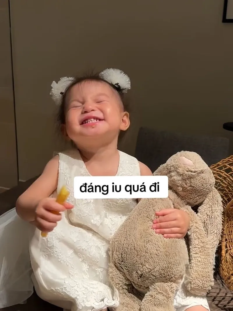 Meme em bé mới ngủ dậy thể hiện sự ngây thơ và đáng yêu, khiến bạn cảm thấy thư giãn ngay tức thì.