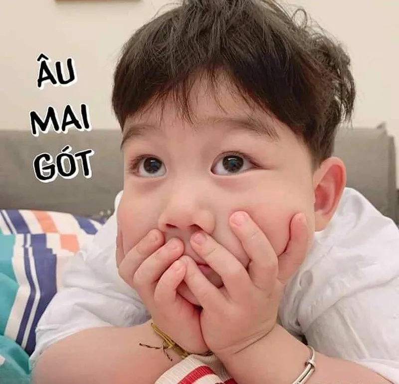 Tình yêu ảnh meme em bé có chữ làm nổi bật sự ngọt ngào và dễ thương của những em bé đáng yêu.