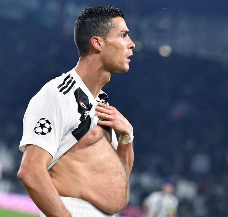 Cristiano Ronaldo meme là sự kết hợp giữa bóng đá và hài hước, làm cho người xem không thể ngừng cười.