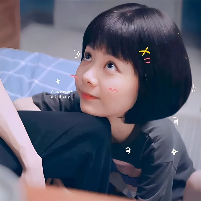 Meme em bé cute hài hước với biểu cảm ngây ngô nhưng cực kỳ vui nhộn.