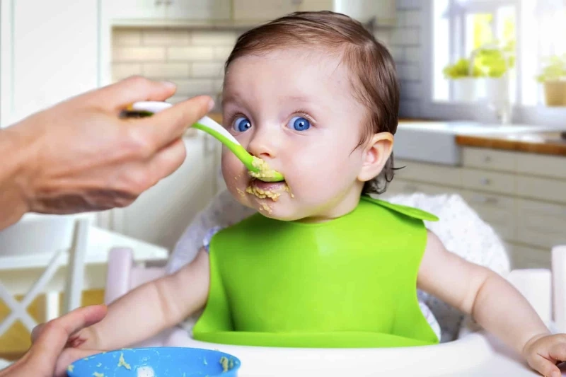 Khi nào nên bắt đầu cho bé ăn dặm?