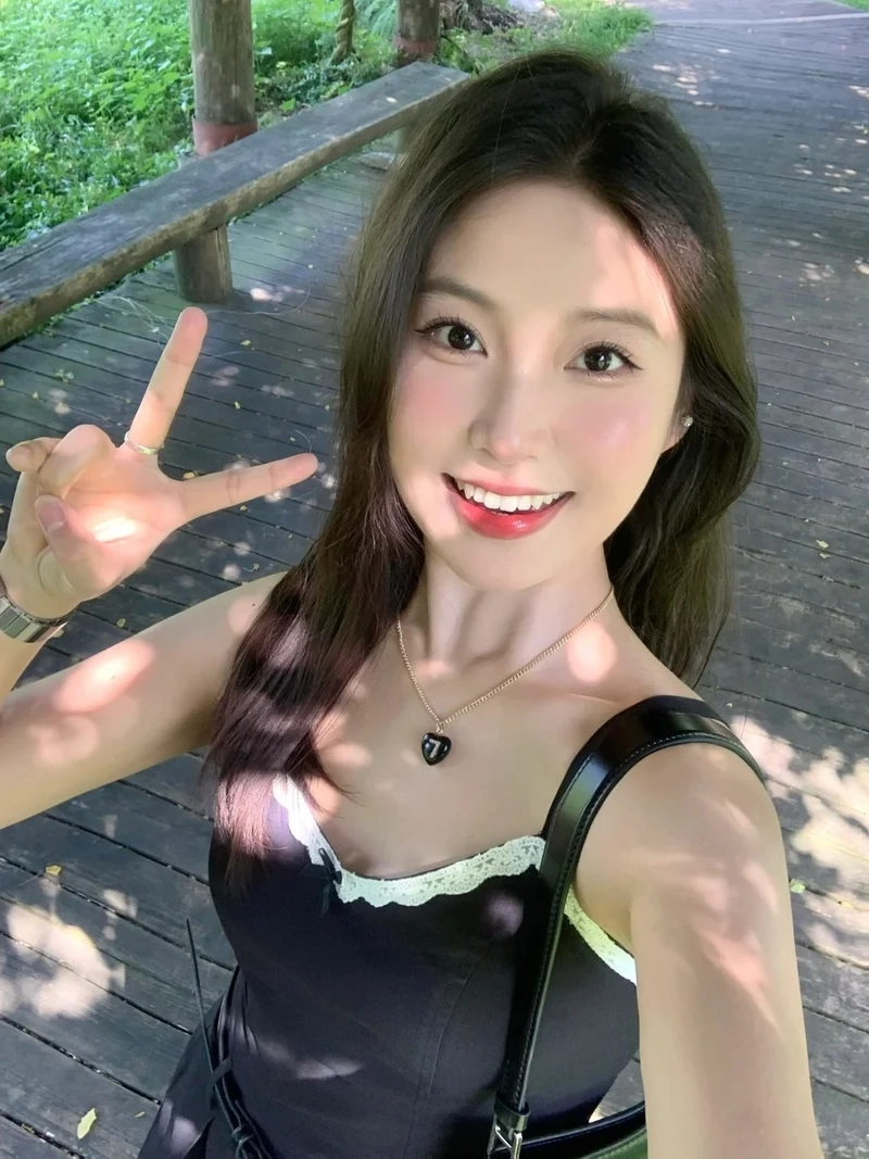 Loạt ảnh gái xinh cười duyên Facebook được cộng đồng chia sẻ mạnh