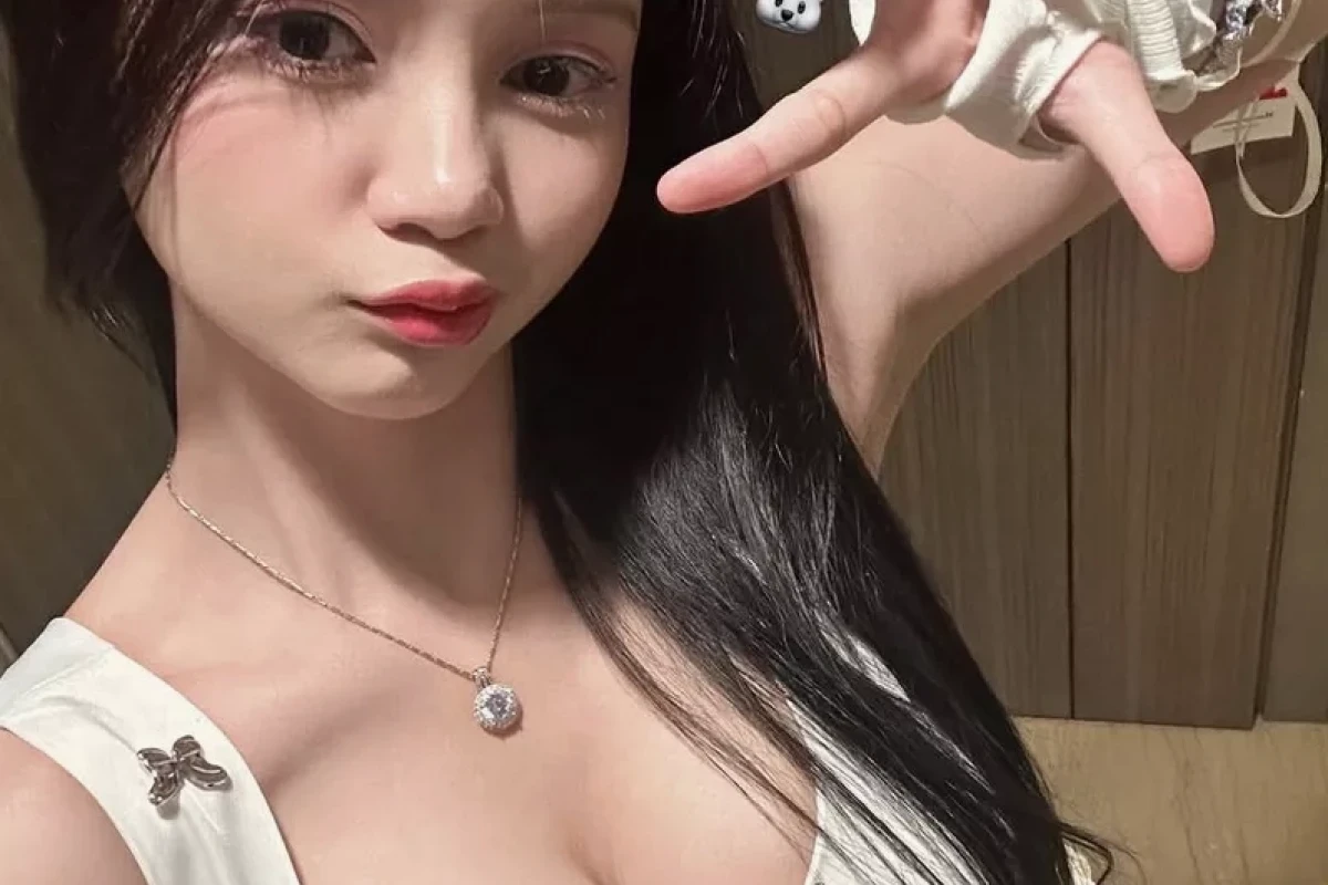 Ngắm nhìn vẻ đẹp nóng bỏng: Ảnh gái xinh Việt Nam với vòng 1 quyến rũ