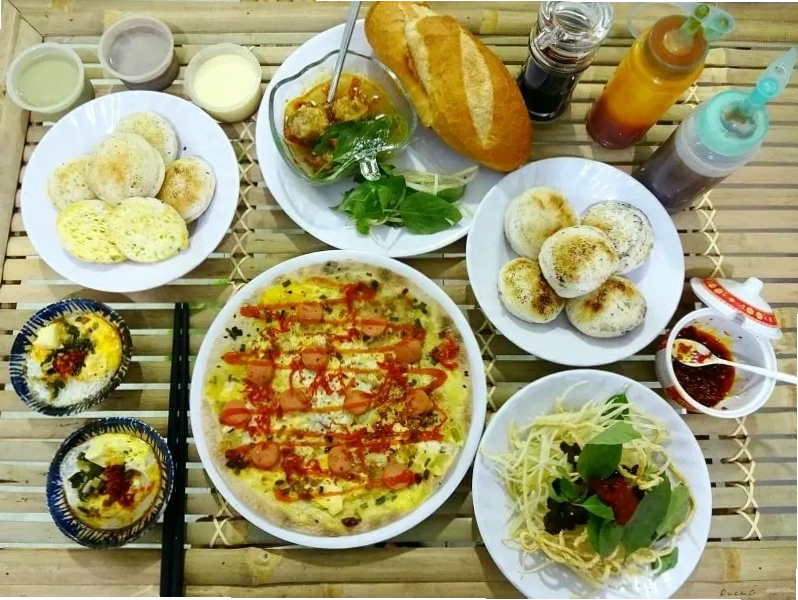 Ảnh 3 người tạo dáng hài hước với phông nền thú vị