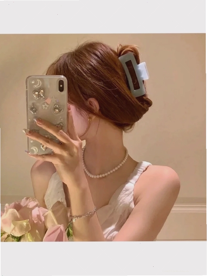 Ảnh gái xinh che mặt bằng điện thoại
