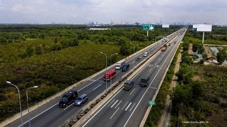 Áp dụng quy tắc 3 giây để giữ khoảng cách an toàn trên đường cao tốc
