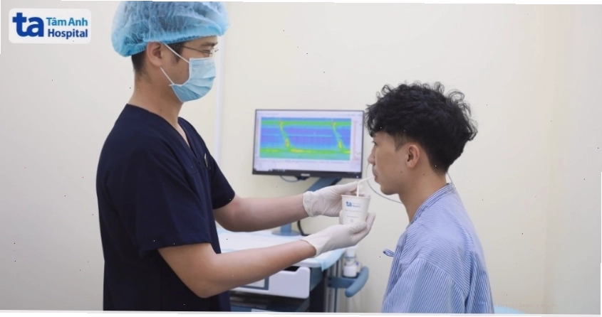 Bác sĩ đang chẩn đoán tình trạng trào ngược dạ dày
