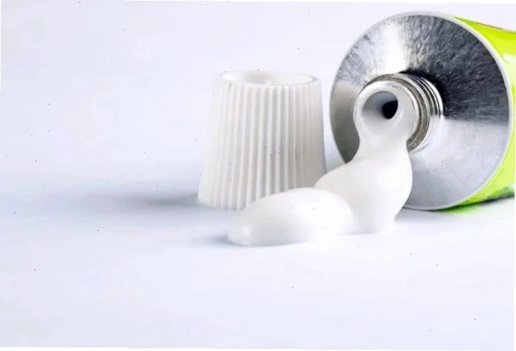 Bác sĩ đang tiến hành điều trị mụn đầu đinh bằng thuốc bôi