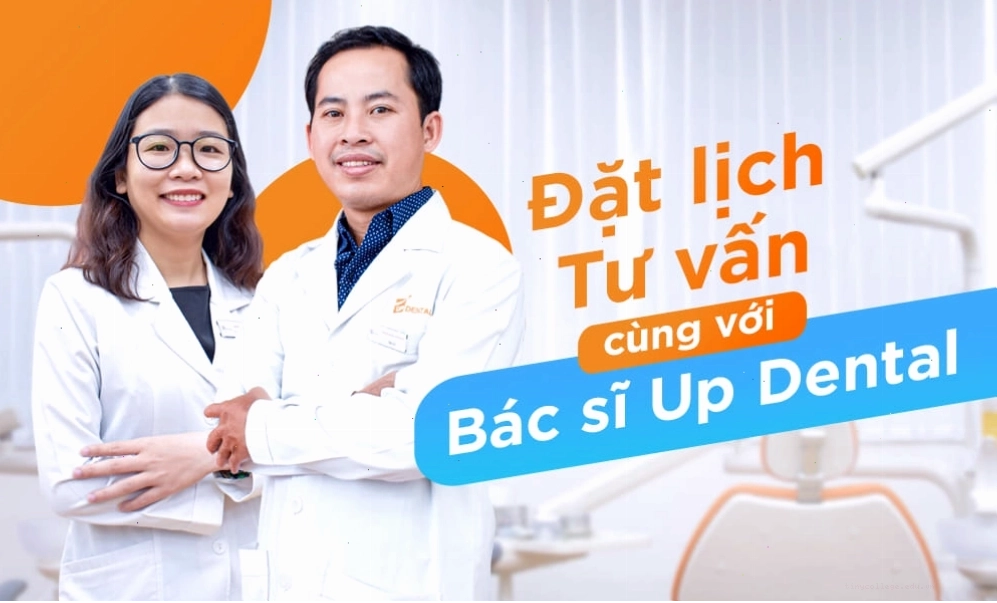 Bác sĩ đang tư vấn cho bệnh nhân về tình trạng răng miệng