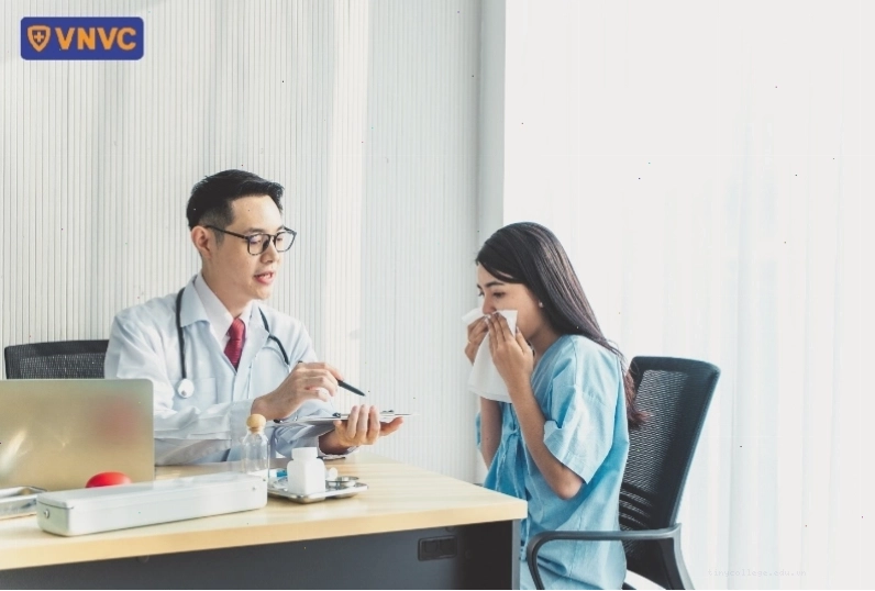 Bác sĩ đang tư vấn cho phụ huynh về sức khỏe trẻ em