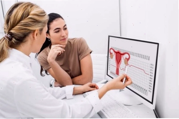 Bác sĩ đang tư vấn sức khỏe phụ khoa qua điện thoại cho bệnh nhân