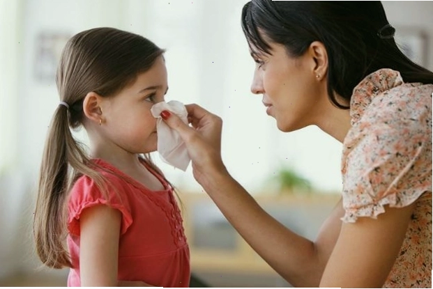 Bác sĩ thăm khám cho trẻ bị chảy máu cam