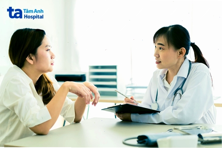 Bác sĩ tư vấn cho bệnh nhân về triệu chứng lòi dom