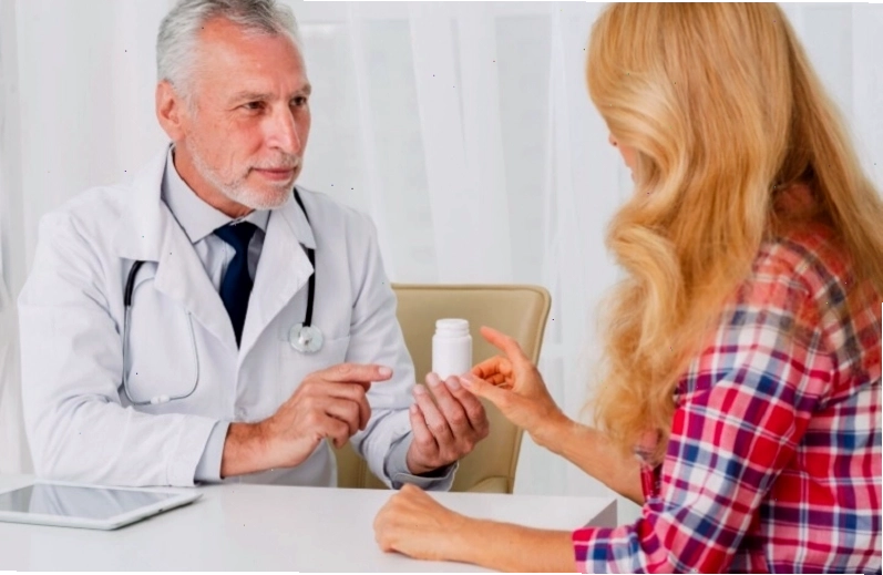 Bác sĩ tư vấn và hướng dẫn điều trị trào ngược dạ dày