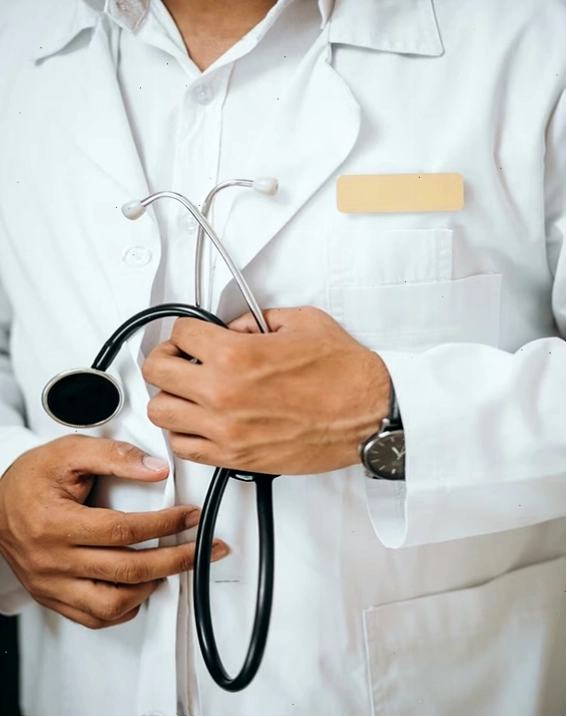 Bác sĩ tư vấn và lựa chọn phương pháp điều trị u bã đậu