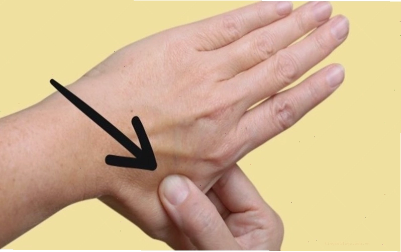 Bấm huyệt nội quan để giảm say xe