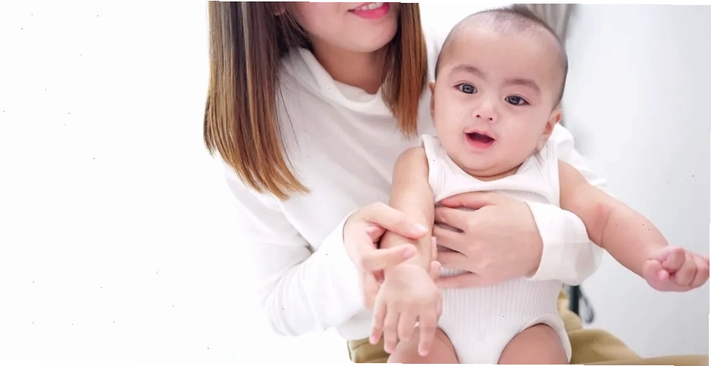 Bé sơ sinh có biểu hiện đau bụng và cong người