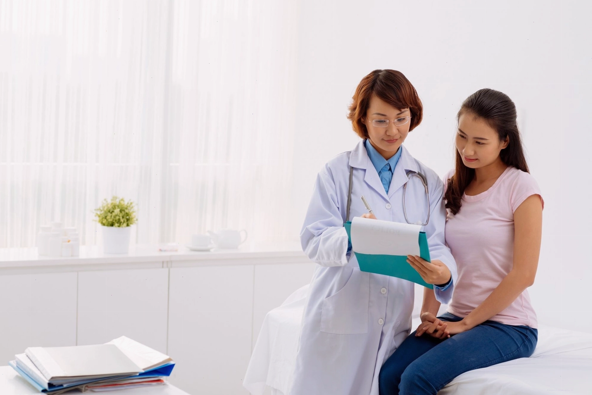 Bệnh nhân khám trĩ trực tiếp tại phòng khám