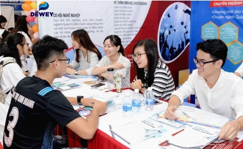 Buổi tư vấn hướng nghiệp cho nhóm học sinh