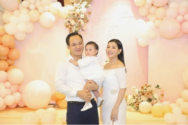 Ca sĩ Bùi Lê Mận biểu diễn trên sân khấu