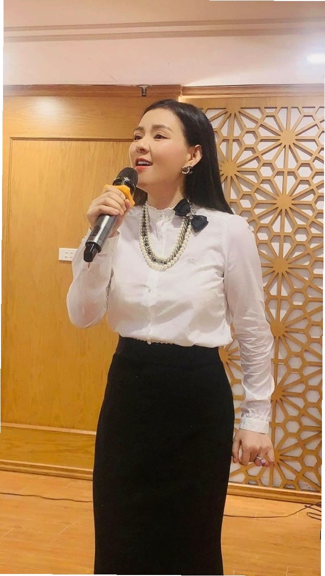 Ca sĩ Bùi Lê Mận thể hiện ca khúc trữ tình