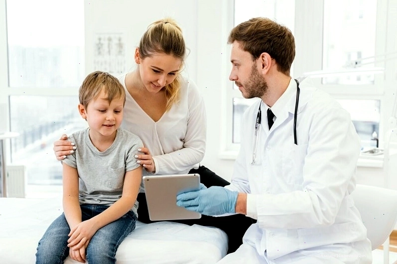 Cha mẹ cần hỏi ý kiến bác sĩ chuyên khoa để được hướng dẫn cách trị nổi mề đay tại nhà an toàn cho trẻ