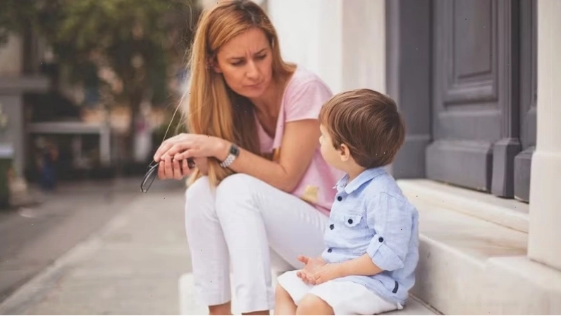 Cha mẹ và con cái cùng nhau thảo luận về quy tắc gia đình