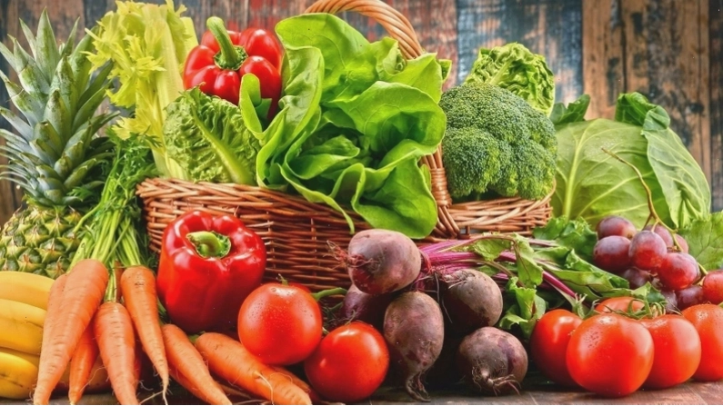 Chế độ ăn uống lành mạnh với nhiều rau xanh và trái cây giúp kiểm soát cao huyết áp