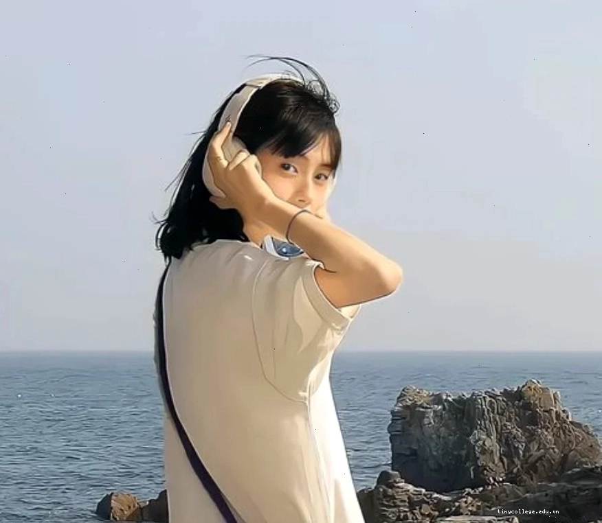 Chú mèo con đáng yêu trong khung cảnh ấm áp