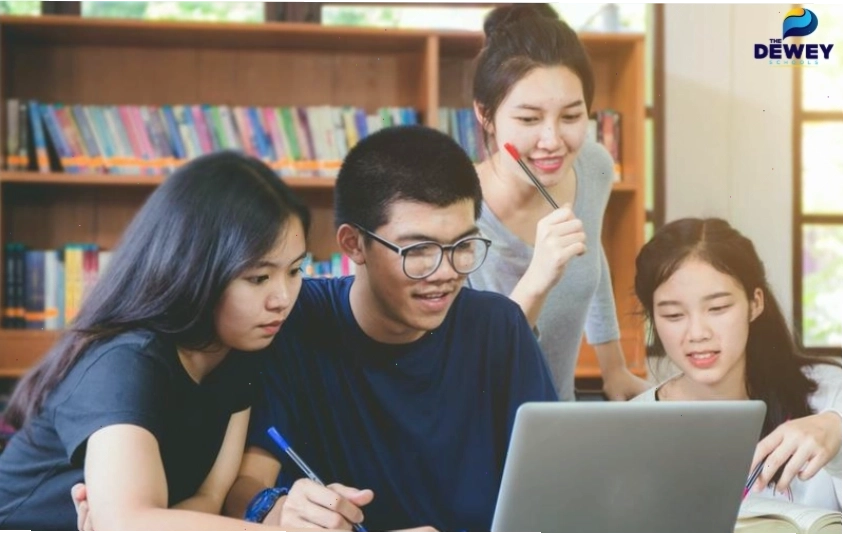Chuyên viên tư vấn hướng nghiệp đang trao đổi với sinh viên