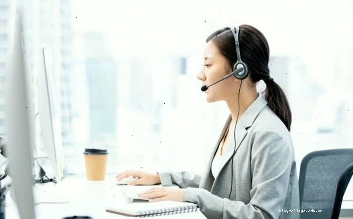 Chuyên viên tư vấn tuyển sinh tư vấn cho học sinh về các chương trình đào tạo