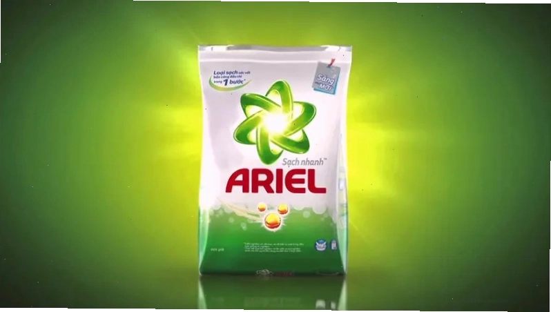 Cỏ 4 lá tươi xanh trên cánh đồng