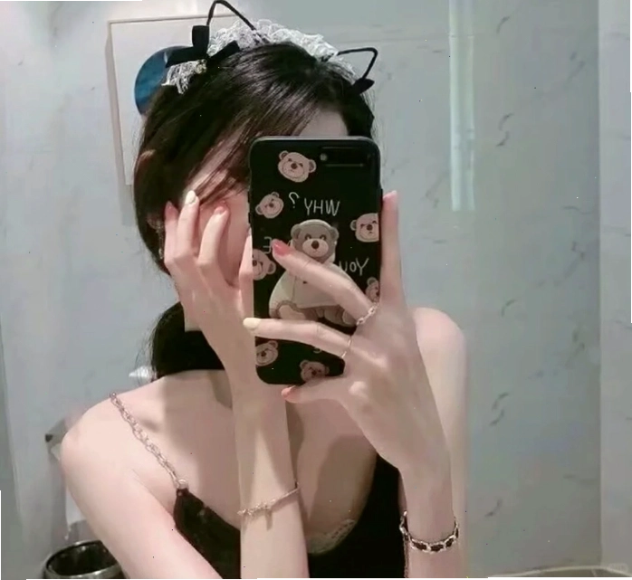 Cô gái che mặt bằng điện thoại trong gương