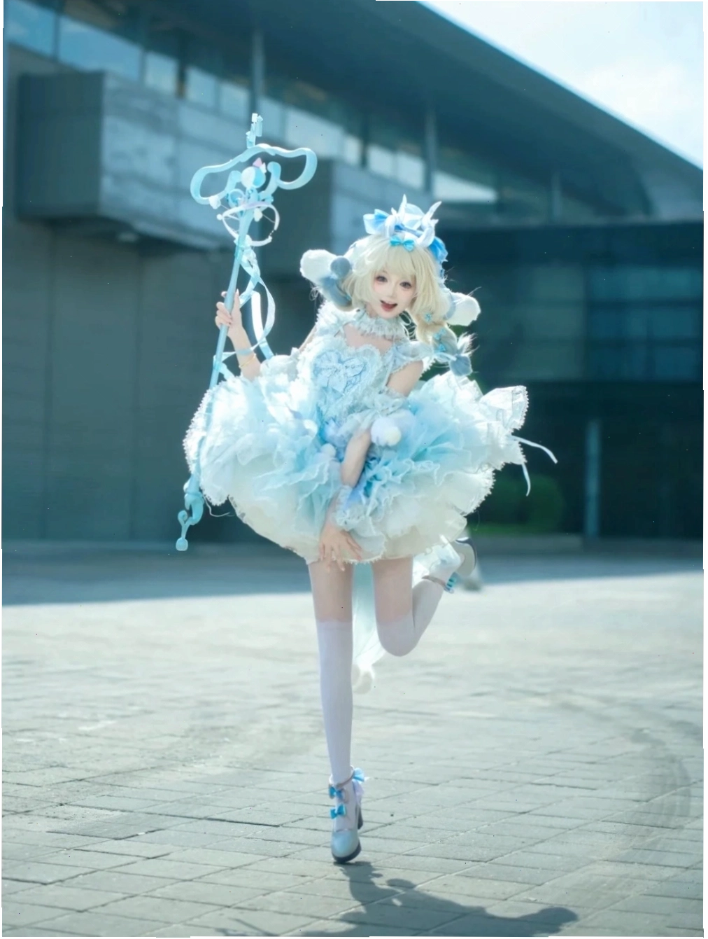 Cô gái cosplay anime năng động