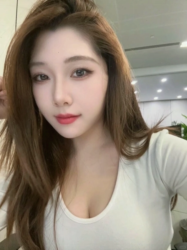 Cô gái Douyin xinh đẹp với mái tóc dài và nụ cười rạng rỡ