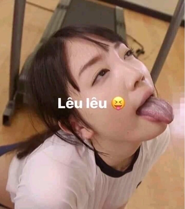 Cô gái Nhật Bản với biểu cảm lêu lêu tinh nghịch