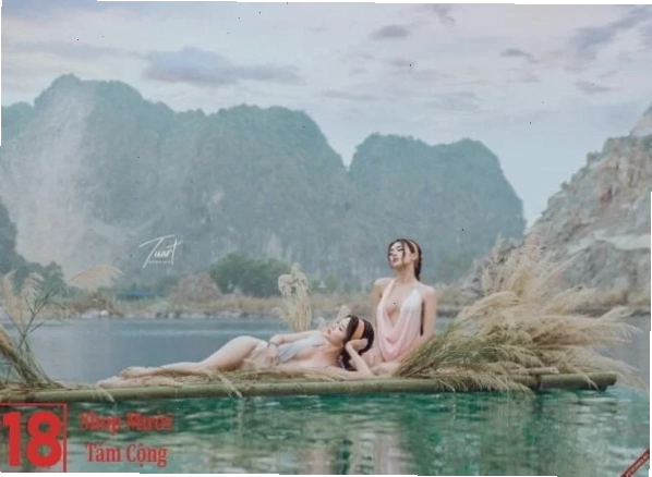 Cô gái nóng bỏng với bikini lọt khe trên bãi biển