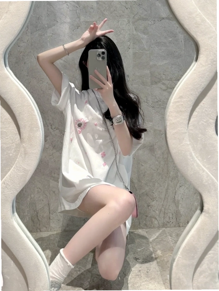 Cô gái xinh che mặt bằng điện thoại trước gương