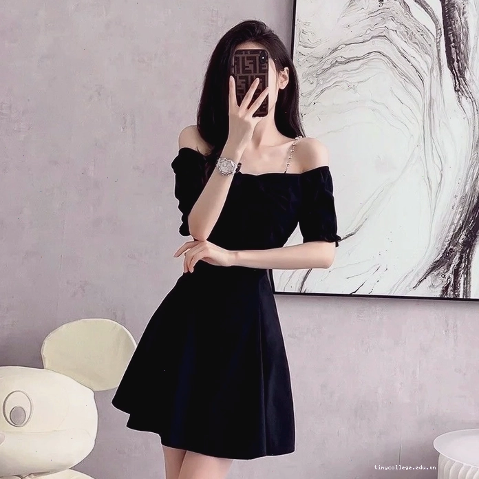 Cô gái xinh che mặt bằng điện thoại với ánh sáng đẹp