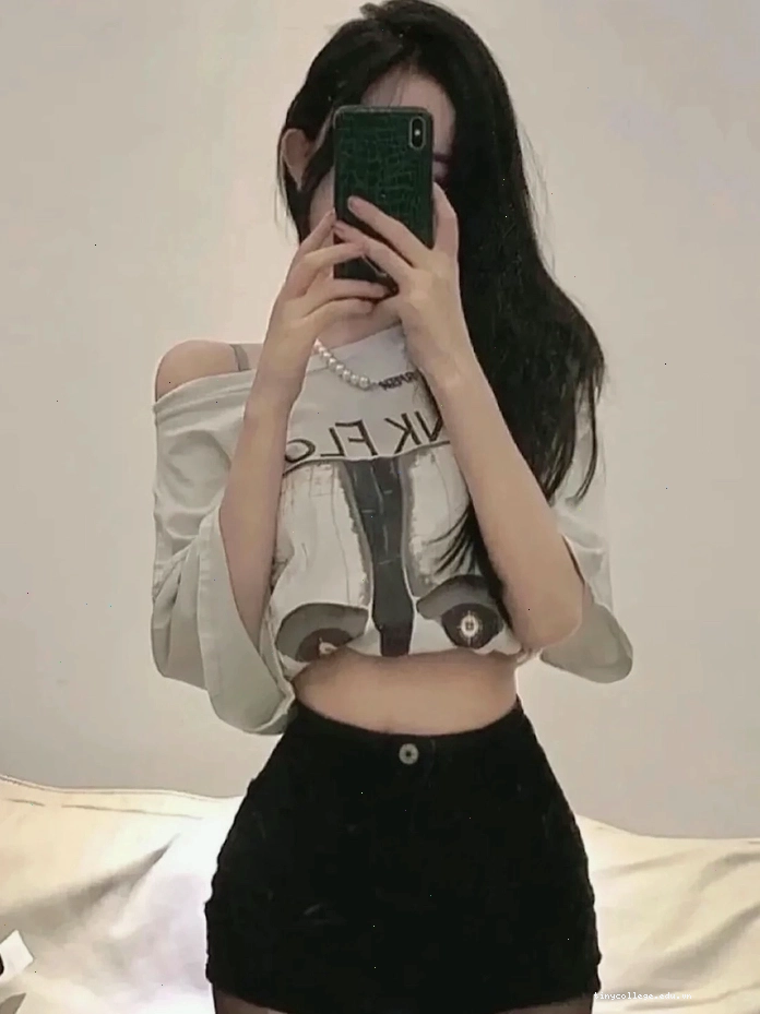 Cô gái xinh che mặt bằng điện thoại với biểu cảm ngầu