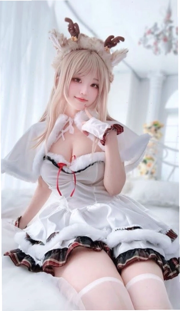 Cô gái xinh đẹp hóa thân thành nhân vật anime với trang phục đỏ rực