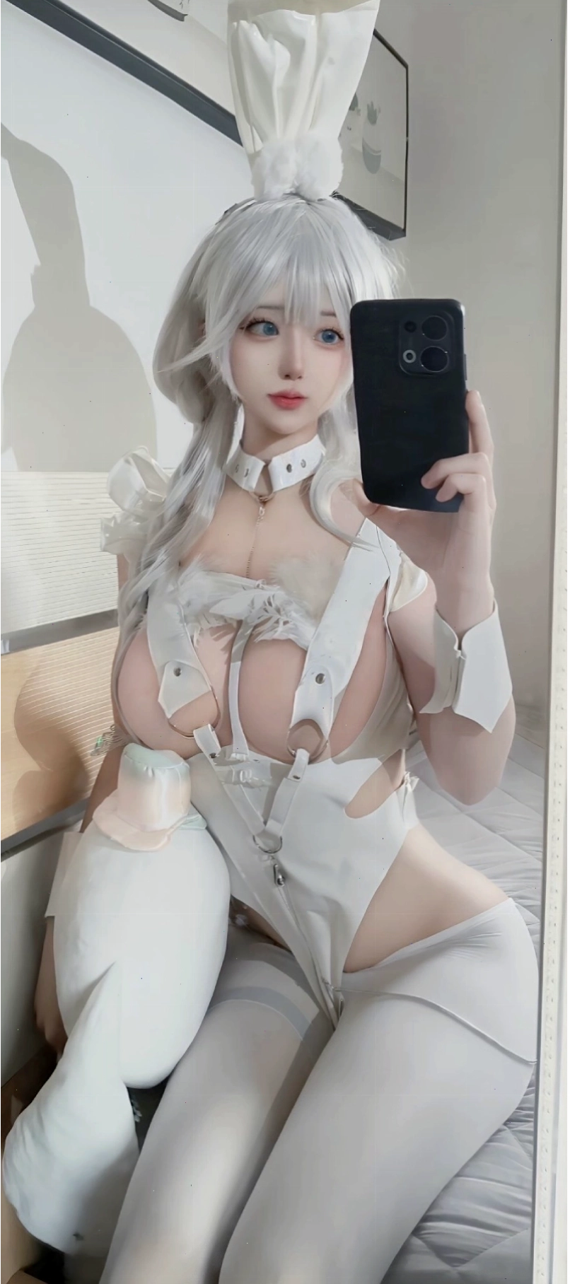 Cô gái xinh đẹp với trang phục cosplay anime